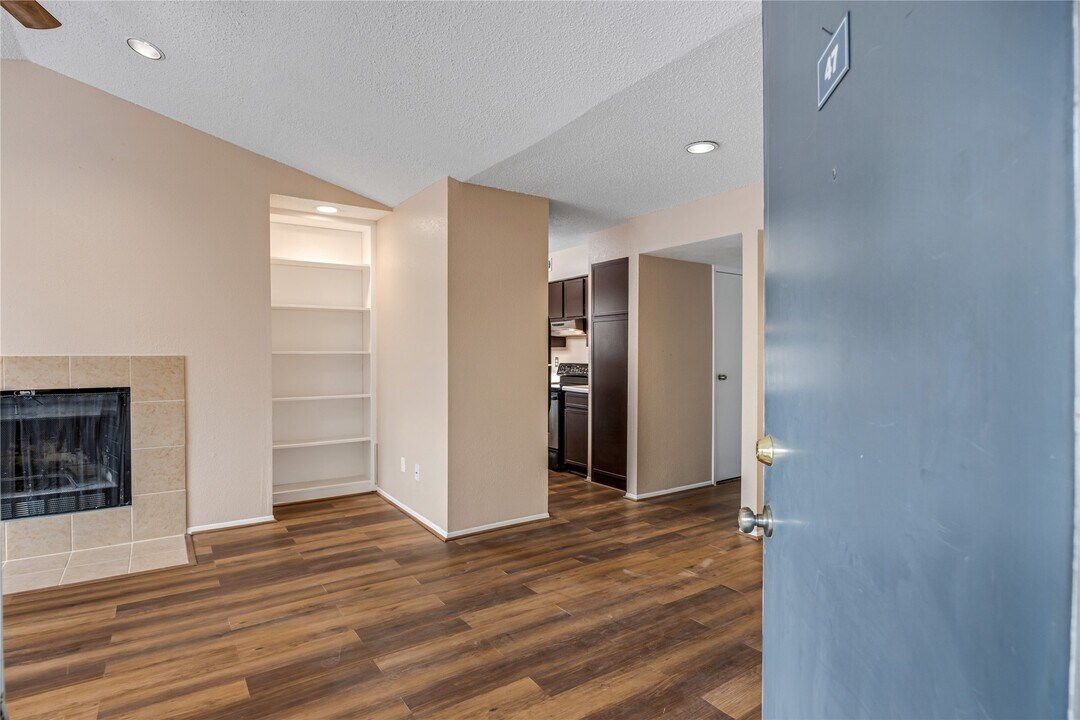 6701 Sands Point Dr in Houston, TX - Building Photo