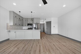 4967 Beach Dr in Idaho Falls, ID - Foto de edificio - Building Photo