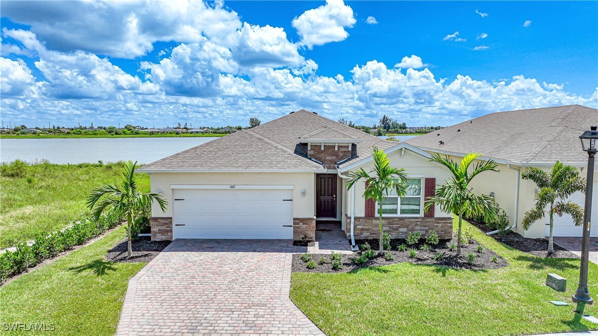 667 Parkshore Lk Ave in Cape Coral, FL - Foto de edificio