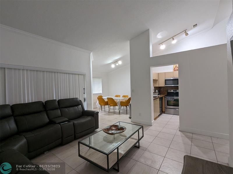 914 Coral Club Dr in Coral Springs, FL - Building Photo