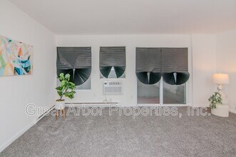 4194 Packard St in Ann Arbor, MI - Foto de edificio - Building Photo