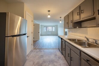 549 Russell Rd in Westfield, MA - Foto de edificio - Building Photo
