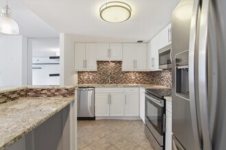 70 W Huron St, Unit 1304 in Chicago, IL - Foto de edificio - Building Photo