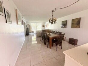 9820 S Hollybrook Lake Dr in Pembroke Pines, FL - Building Photo - Building Photo