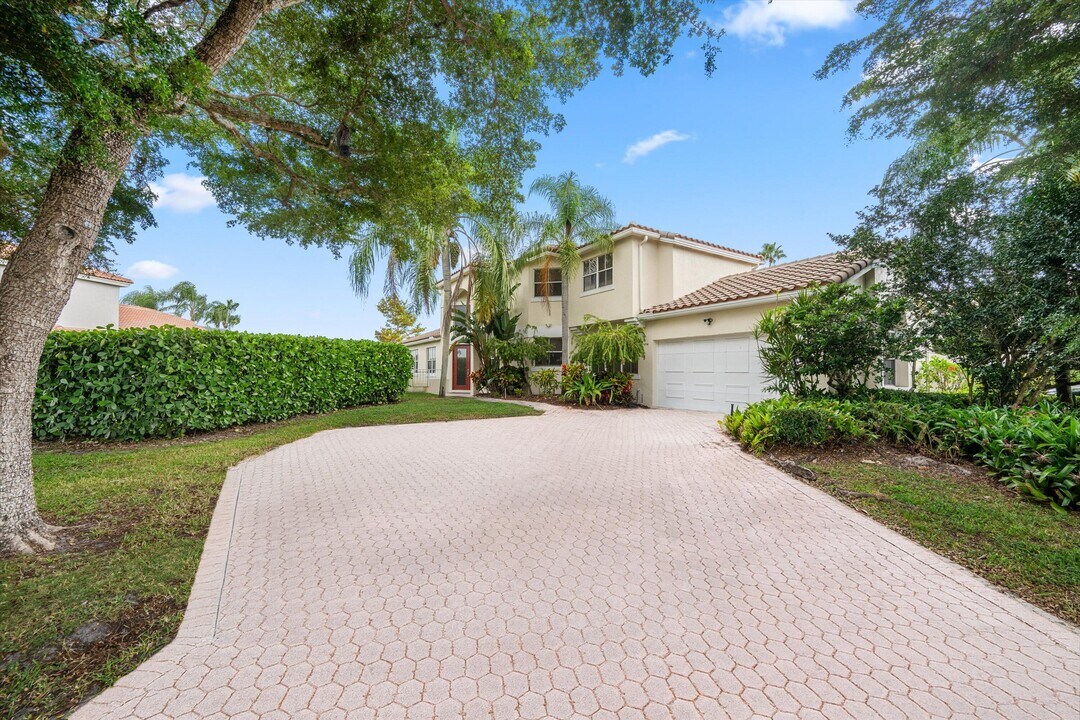2104 Country Golf Dr in Wellington, FL - Building Photo