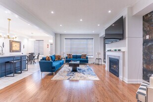 8890 Heritage Rd in Brampton, ON - Building Photo