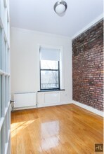 East 1st Street in New York, NY - Foto de edificio - Building Photo