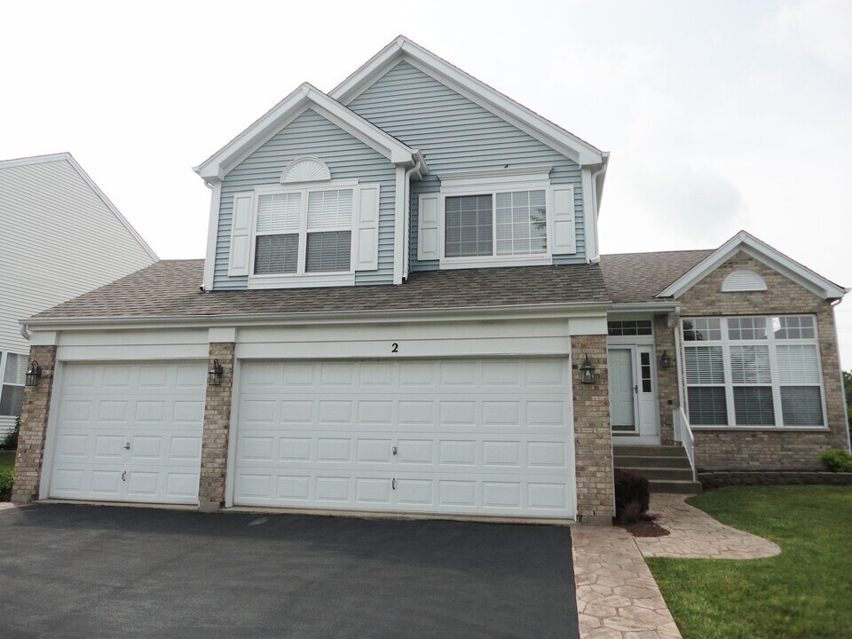 2 Hastings Ct in Lake In The Hills, IL - Building Photo