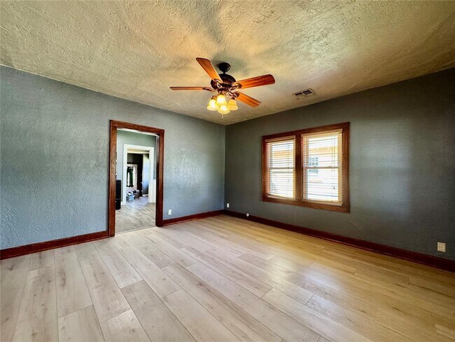 609 N Caddo St in Weatherford, OK - Building Photo - Building Photo