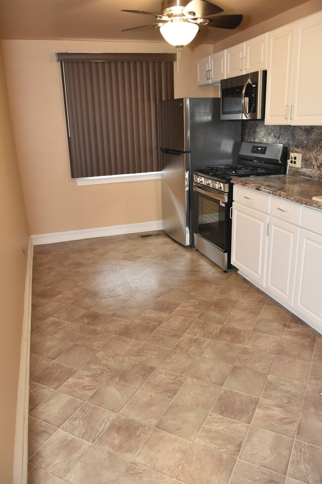 3300 W Queen Ln, Unit 1 Bedroom in Philadelphia, PA - Foto de edificio - Building Photo