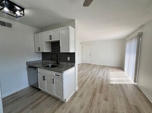 4238 Kugler Mill Rd-Unit -2 bedroom 1 bath classic in Cincinnati, OH - Building Photo - Building Photo