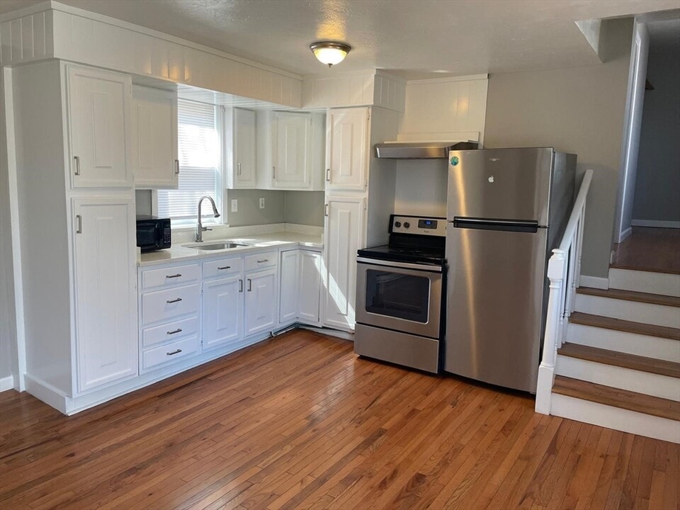 335 Washington St in Abington, MA - Building Photo