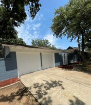 704 W Pleasantview Dr in Hurst, TX - Building Photo