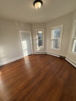 52 Cedar Street, Unit Apt 1R in Haverhill, MA - Foto de edificio - Building Photo