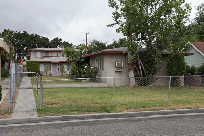 3533-3543 Dwight Ave in Riverside, CA - Foto de edificio - Building Photo