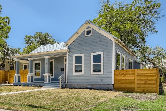 Updated classic Dignowity home with expans in San Antonio, TX - Building Photo - Building Photo