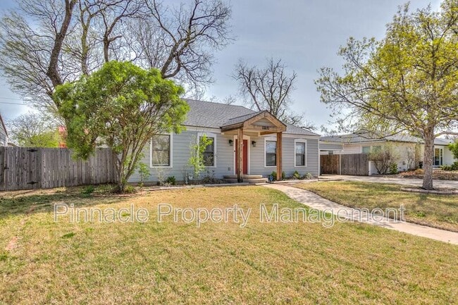 2205 Live Oak St in San Angelo, TX - Foto de edificio - Building Photo