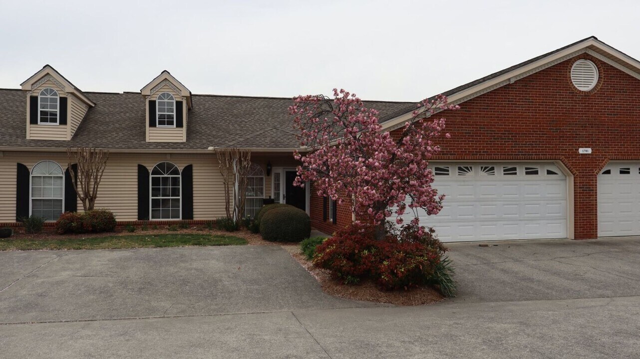 1701 Water Oak Dr in Dalton, GA - Building Photo