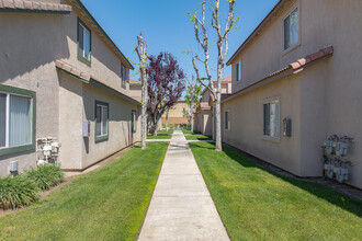 12924 Merlot Dr in Bakersfield, CA - Foto de edificio - Building Photo