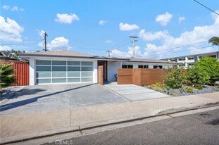 496 E 16th St in Costa Mesa, CA - Building Photo