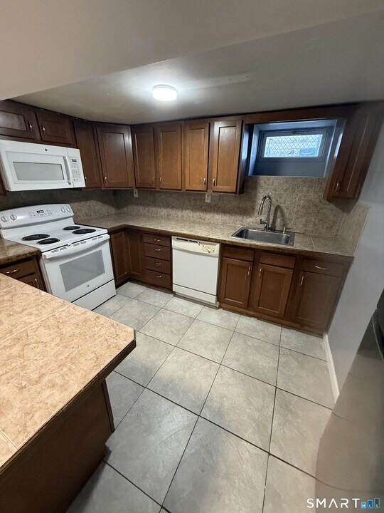 42 Cottage St in Bridgeport, CT - Building Photo