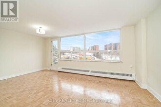 6200 Bathurst St in Toronto, ON - Building Photo - Building Photo