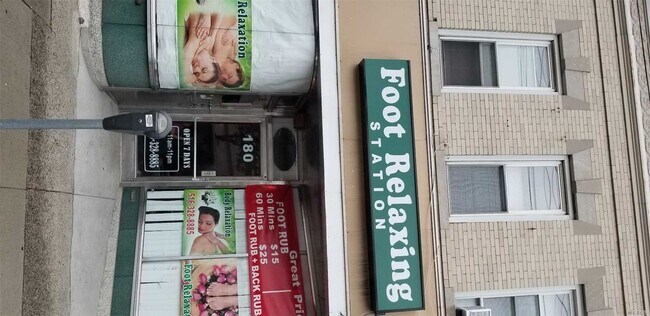 180 Jericho Turnpike-Unit -2F in Floral Park, NY - Foto de edificio - Building Photo