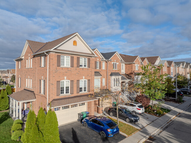 13 Fairway Crt in Brampton, ON - Building Photo - Building Photo