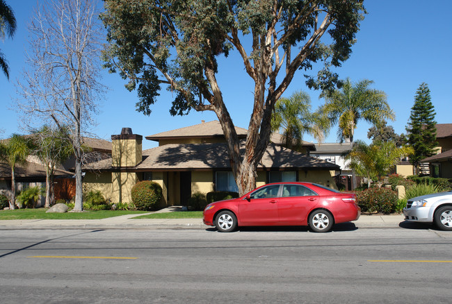 1228 Palomar Pl in Vista, CA - Foto de edificio - Building Photo
