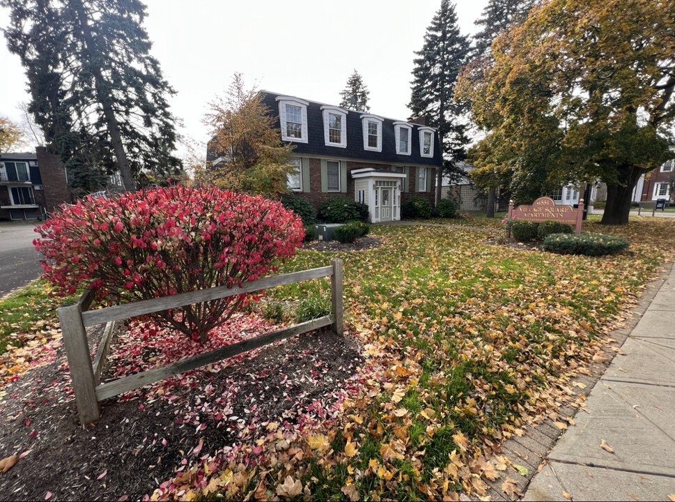 Village Square in Orchard Park, NY - Foto de edificio