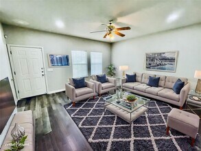 7509 Lazy Creek Dr in Austin, TX - Foto de edificio - Building Photo