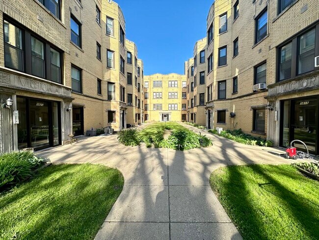 property at 3819.5 N Greenview Ave