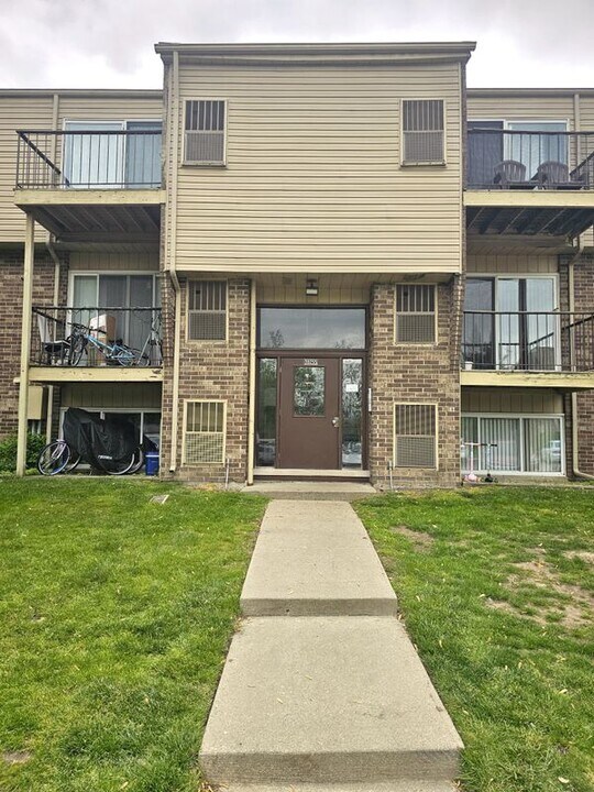 38255 Fairway Ct in Clinton Township, MI - Building Photo