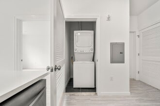 51 E Main St, Unit 306 in Bergenfield, NJ - Foto de edificio - Building Photo