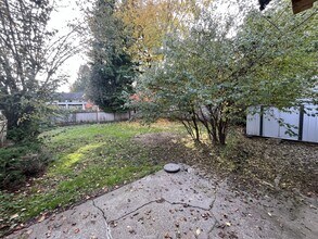 21706 Dewdney Trunk Rd in Maple Ridge, BC - Building Photo - Building Photo