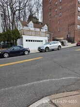 609 Van Cortlandt Park Ave in Yonkers, NY - Building Photo - Building Photo