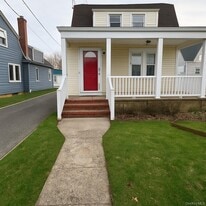 10 Dorothy Ct in Merrick, NY - Building Photo