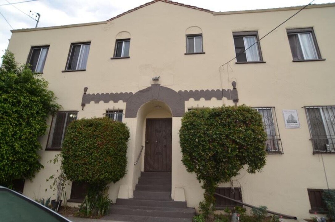 2410 S Budlong Ave in Los Angeles, CA - Foto de edificio