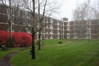 Montcalm Heights Apartments in Chicopee, MA - Foto de edificio - Building Photo
