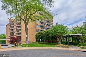 2030 N Adams St in Arlington, VA - Building Photo - Building Photo