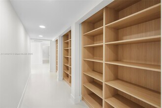 7540 Los Pinos Blvd in Coral Gables, FL - Foto de edificio - Building Photo