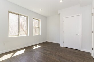 917 N 15th St in Philadelphia, PA - Building Photo - Building Photo