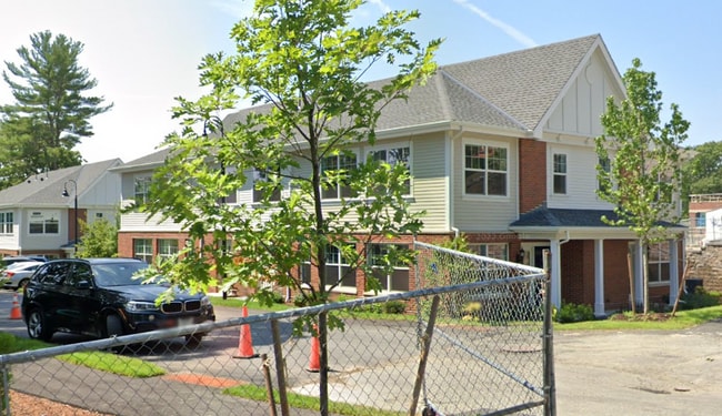 104 Ellery Ct, Unit 1 in Chestnut Hill, MA - Foto de edificio - Building Photo