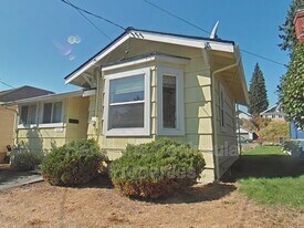 1321 Elizabeth Ave in Bremerton, WA - Building Photo