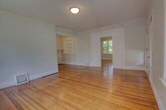 1127 11th St-Unit -Apt 1 in Moline, IL - Building Photo - Building Photo