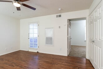 Dieter Pines Apartments in El Paso, TX - Foto de edificio - Interior Photo