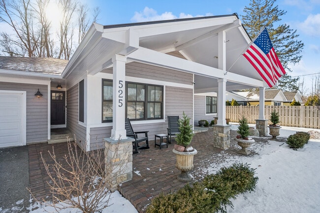 525 W Deerpath Rd in Lake Forest, IL - Building Photo - Building Photo