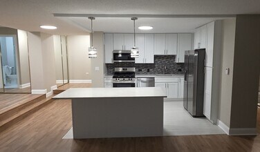 8801 W Golf Rd in Niles, IL - Building Photo - Building Photo