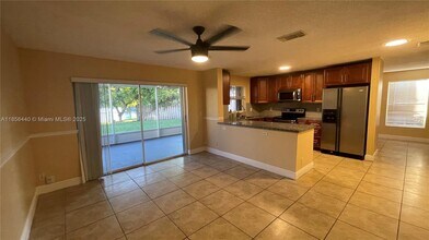8274 SW 42nd Ct in Davie, FL - Building Photo - Building Photo