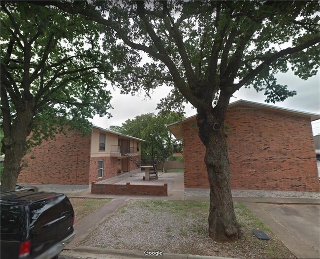 210 N Vandeveer St in Burnet, TX - Foto de edificio - Building Photo